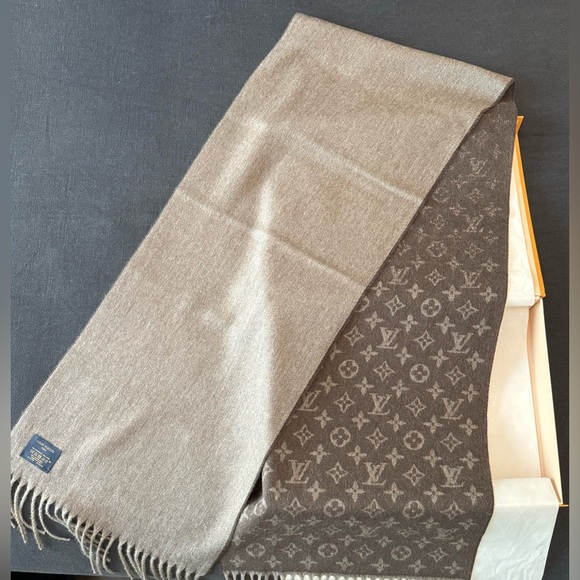 Authentic Men’s Louis Vuitton Scarf - Monogram Gradient Brown - Picture 4 of 7